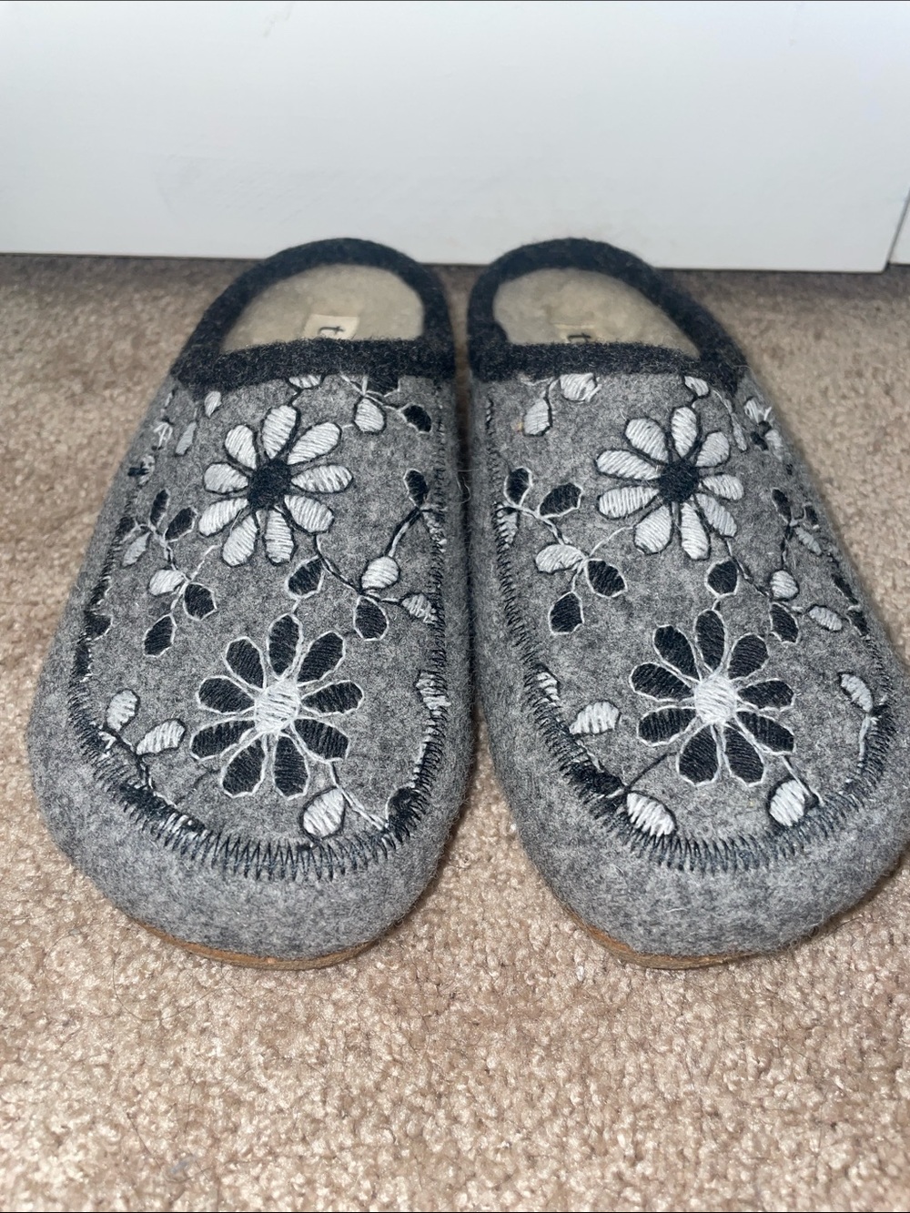 Taos Woolderness 2 Grey Floral embroidered Felt Slip-On Clogs - Picture 4 of 9